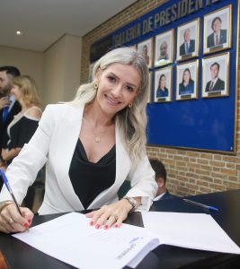 Caroline Vargas Tomelero - Presidente